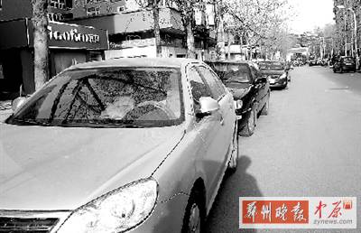 友愛路，路邊停了一排車，本來不寬的路就變得更窄了。