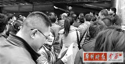 昨日下午，擁擠的排號(hào)人群。