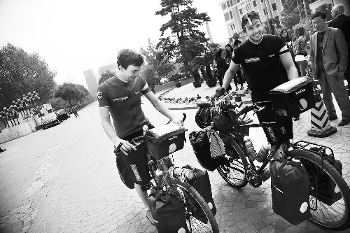 他們說，希望唇腭裂患兒能開口微笑 邱曉峰/圖