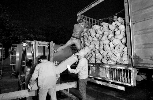 　23日凌晨，首批200套簡(jiǎn)易廁所在鄭州裝車