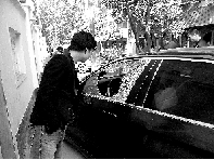 有個人晃了一圈后，寶馬、現(xiàn)代、越野的車窗都“長”出大窟窿