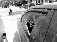 有個人晃了一圈后，寶馬、現(xiàn)代、越野的車窗都“長”出大窟窿