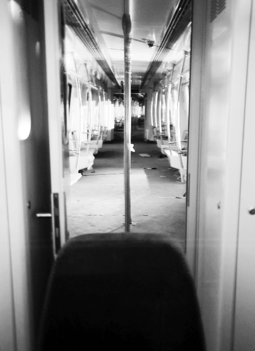 透過擋風(fēng)玻璃，依稀能看到車廂內(nèi)的樣子