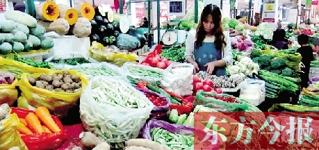 　　隨著氣溫升高，蔬菜供應(yīng)量增加，近期我省菜價(jià)呈現(xiàn)穩(wěn)中下降趨勢