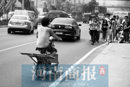 剛駛出隧道口，騎電動(dòng)車的他被交警攔下 邱曉峰/攝