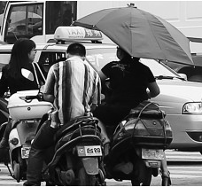 昨日，鄭州市鄭州花園路與農(nóng)業(yè)路交叉口，電動(dòng)車裝傘埋下安全隱患