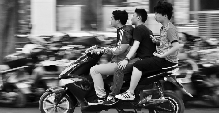 昨日，鄭州經(jīng)五路與豐產(chǎn)路交叉口電動(dòng)車超載