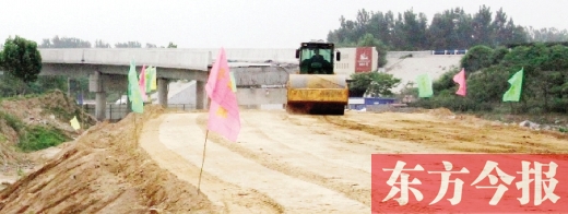 　昨日，正在施工中的鄭州市文化路與連霍高速互通式立交