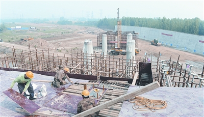 中原西路西南繞城高速公路互通式立交項目已完成總工程量的35%。