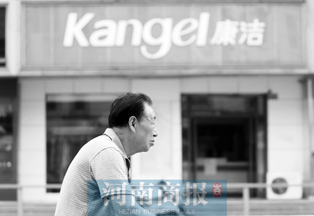 　這一切，將會(huì)給康潔公司、加盟商，乃至鄭州洗衣行業(yè)，帶來(lái)什么？ 記者 趙卓/攝