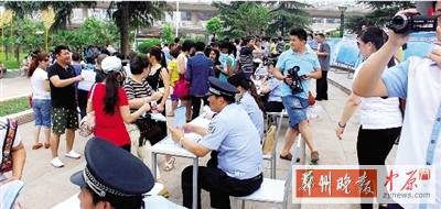 昨天上午，警方在紫荊山廣場(chǎng)進(jìn)行了大規(guī)模的宣傳活動(dòng)。警方供圖