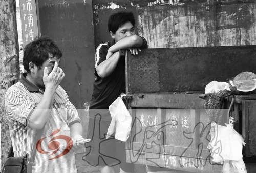 　拿著錢，陳小立感動(dòng)得哭了。