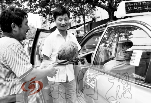 　　的哥將一天的運(yùn)營收入捐給陳小立，陳小立送瓜感謝。