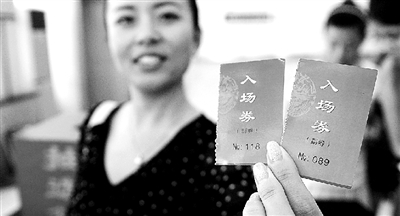 本報記者抽出的兩名消費者代表。