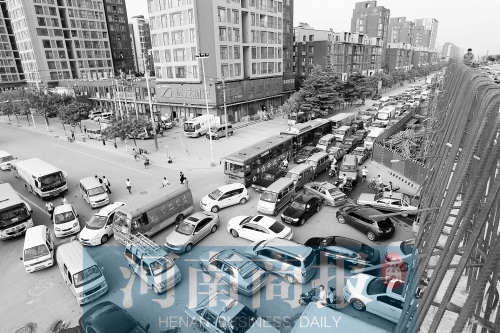 路口四個方向直行、左轉交織，車輛相互抵頭，無法正常通行