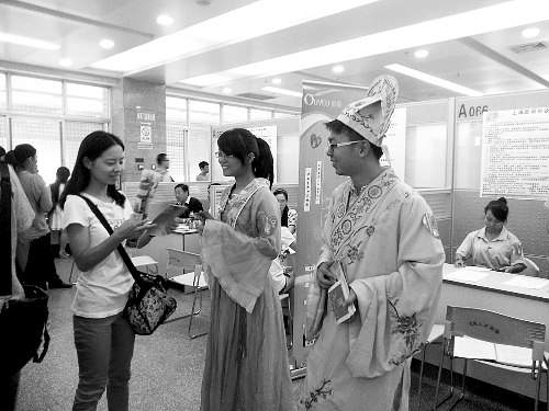 招聘會(huì)上，企業(yè)玩起行為藝術(shù)。