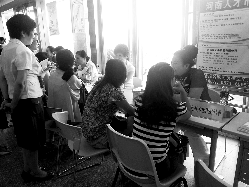 招聘會(huì)，導(dǎo)師團(tuán)正與大學(xué)生面對(duì)面交談。