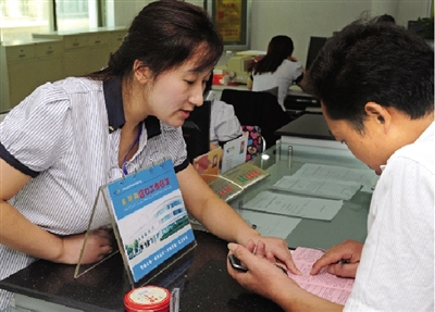 一位男士在金水區(qū)房管局辦事窗口詢問公租房申請手續(xù)如何辦理。