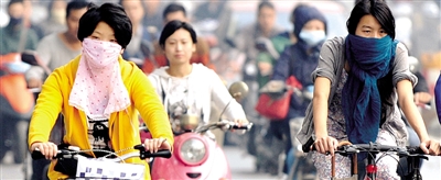 10月8日，鄭州市民遮擋口鼻騎行。 新華社發(fā)