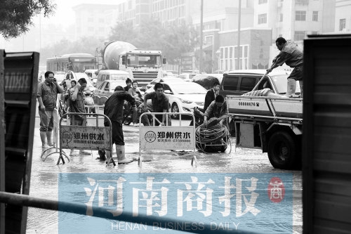 工作人員正在搶修，預(yù)計(jì)今晚能恢復(fù)供水