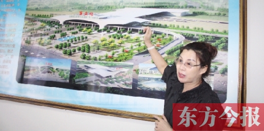 梁園區(qū)高鐵建設指揮部常務副指揮長、梁園區(qū)委副書記杜麗亞向記者介紹高鐵站效果圖