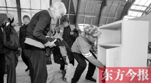 　11月5日，孫德坤把棉衣送到今報的一處“愛有所衣”站點