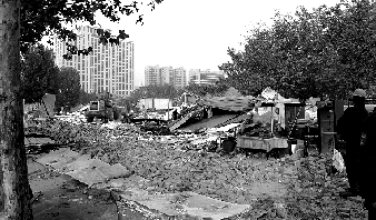 對(duì)公園選址的5.5萬多平方米的違章建筑進(jìn)行拆除。