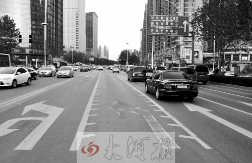 這條畫有多條短斜線的車道就是可變車道，視車流量大小而定，直行車輛多時(shí)它是一個(gè)直行車道，左轉(zhuǎn)車輛多時(shí)它