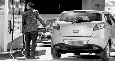 昨天晚上，淮河路一加油站，司機一邊為汽車加油，一邊緊盯跳動的計量表。