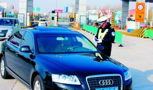 高速交警對一輛超速車進行現場處罰