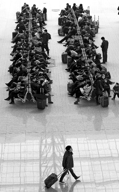 鄭州東站候車室，一些乘客在候車。