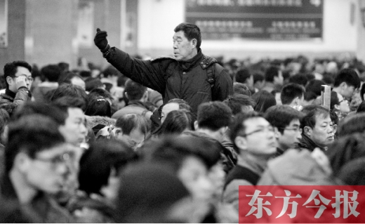 一場雨夾雪讓鄭州火車站的客流又增加了不少。昨天，售票大廳內(nèi)排隊購票的旅客摩肩接踵