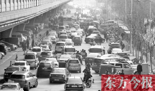 鄭大一附院北門的馬路被非機動車占去一條車道，這里也極易造成交通擁堵