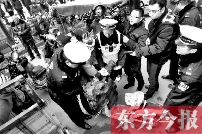 面對要暫扣的非機動車，看車人急了