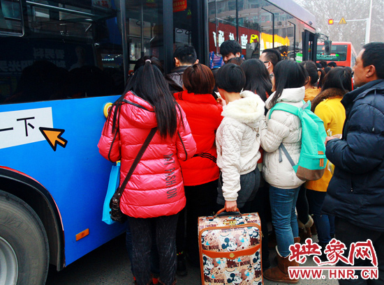 鄭州市金水路紫荊山公交樞紐站又現(xiàn)火爆場面。