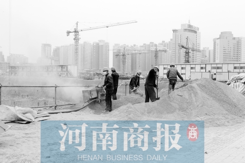 緯二路與東明路交叉口附近，一處工地上塵土飛揚 記者 鄧萬里/攝