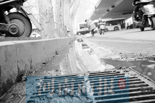 現(xiàn)場，污水流到了機動車道上