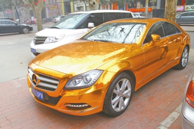 “鍍膜車”反光率高隱患多 車色不“固定”不能過年檢