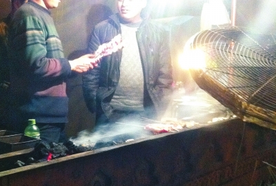 露天燒烤整夜煙熏火燎，路邊居民苦不堪言。