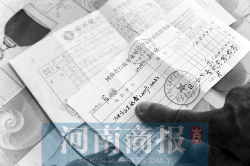 崔先生和妻子將過去幾年領(lǐng)的獨(dú)生子女父母獎(jiǎng)勵(lì)費(fèi)全部退回