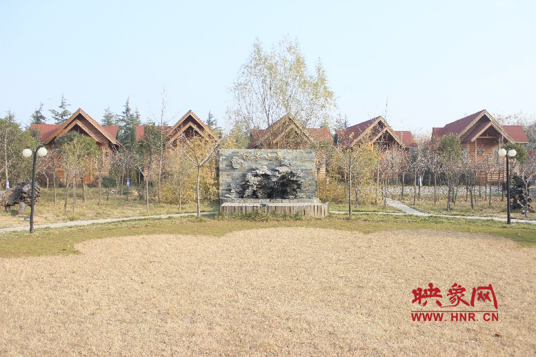 后面就是小別墅，前面是個廣場