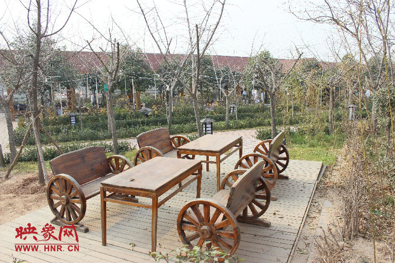 四五成群在這打牌，也是很有味道的一件事