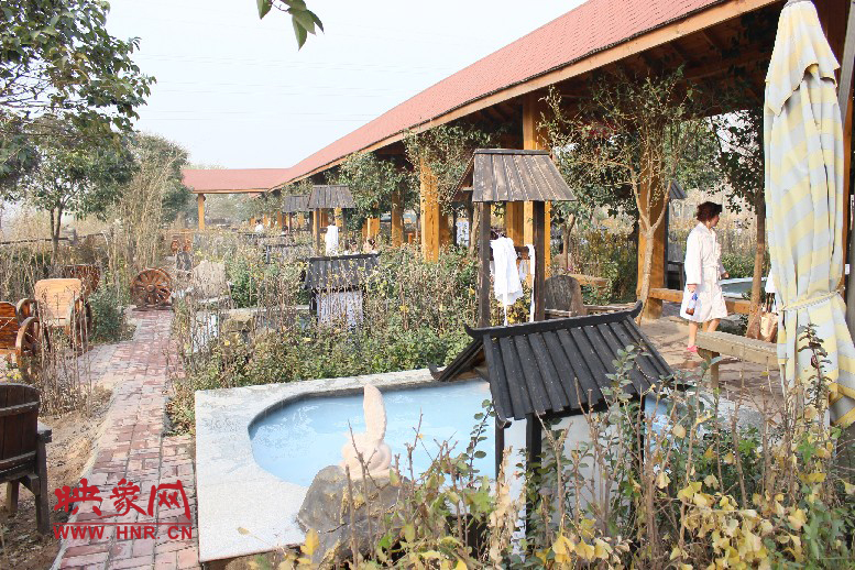 各種小溫泉池，溫度有高有低，每個池用料不同有各種功效