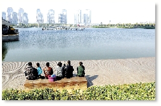 昨天中午，如意湖畔，在這樣的天氣曬太陽是一種享受。 記者 馬健 圖