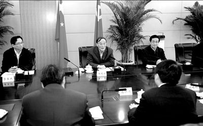 11月30日，中共中央政治局常委、中央紀委書記王岐山在北京主持召開座談會，聽取專家學者對黨風廉政建設和反腐敗工作的意見和建議。新華社發(fā)