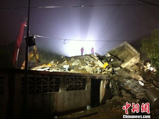 六層民房倒塌現(xiàn)場。何蔣勇　攝