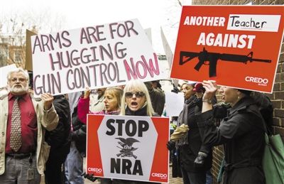 12月17日，華盛頓，示威者來(lái)到美國(guó)“全國(guó)槍支協(xié)會(huì)”在國(guó)會(huì)的說(shuō)客辦公室表達(dá)控制槍支的訴求。