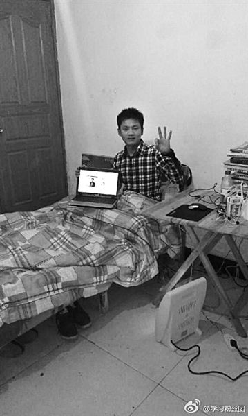 張洪銘在微博上發(fā)了張照片。照片顯示，他居住的屋子主要有一床一桌，寒冬里以電暖器取暖。