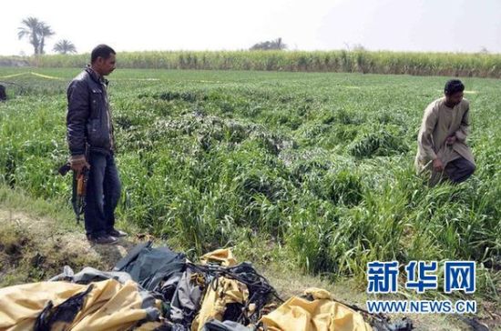 2月26日，在埃及旅游城市盧克索附近，當(dāng)?shù)匕踩藛T在發(fā)生熱氣球爆炸事故的現(xiàn)場(chǎng)查看。