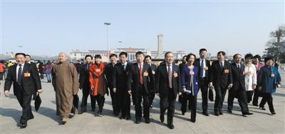 昨日，中國人民政治協(xié)商會議第十二屆全國委員會第一次會議在北京人民大會堂開幕。這是全國政協(xié)委員走向人民大會堂。新華社記者 陳樹根 攝